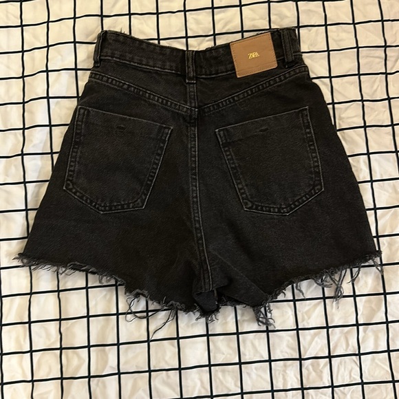 Cute black Zara Jean shorts - Picture 2 of 3